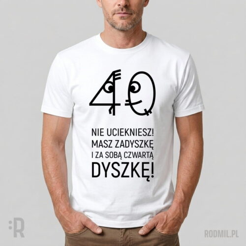 Model w białej koszulce z nadrukiem projektu graficznego na 40 urodziny z uśmiechniętym zerem goniącym wystraszoną czwórkę i napisem NIE UCIEKNIESZ! MASZ ZADYSZKĘ I ZA SOBĄ CZWARTĄ DYSZKĘ!