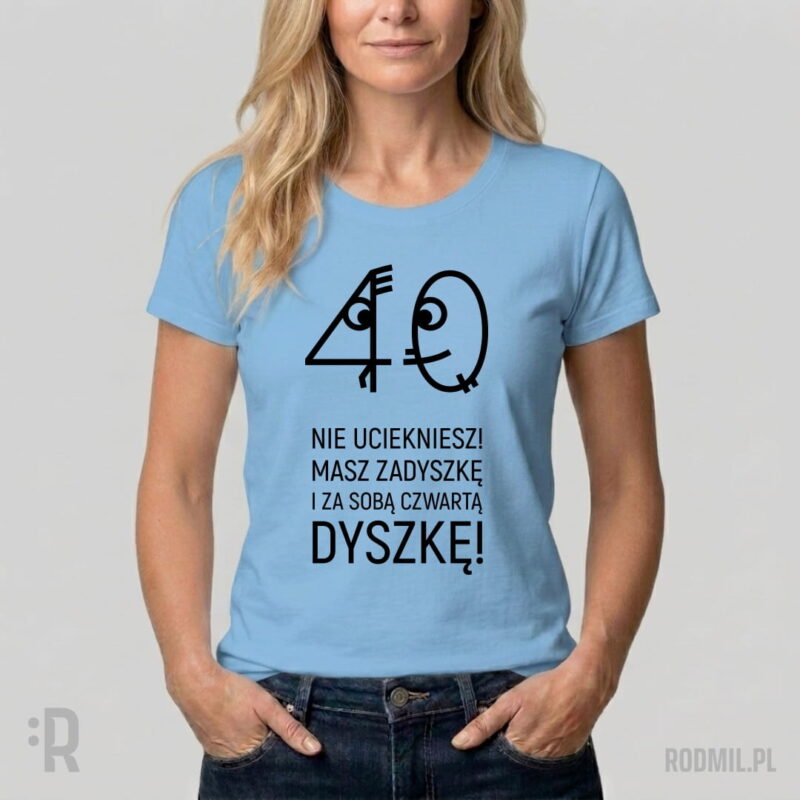 40 lat minęło - koszulka damska z nadrukiem na 40 urodziny Modelka w błękitnej koszulce z nadrukiem projektu graficznego na 40 urodziny z uśmiechniętym zerem goniącym wystraszoną czwórkę i napisem NIE UCIEKNIESZ! MASZ ZADYSZKĘ I ZA SOBĄ CZWARTĄ DYSZKĘ!