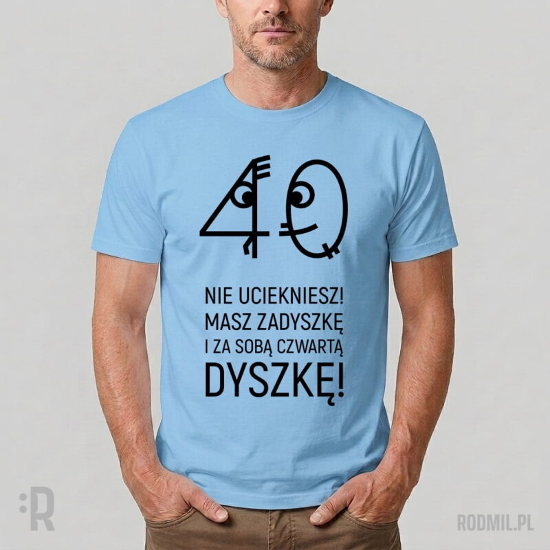 Model w błękitnej koszulce z nadrukiem projektu graficznego na 40 urodziny z uśmiechniętym zerem goniącym wystraszoną czwórkę i napisem NIE UCIEKNIESZ! MASZ ZADYSZKĘ I ZA SOBĄ CZWARTĄ DYSZKĘ!