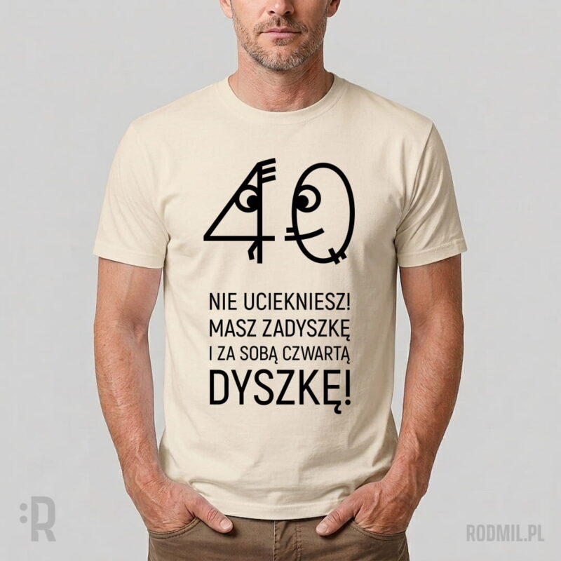 Model w piaskowej koszulce z nadrukiem projektu graficznego na 40 urodziny z uśmiechniętym zerem goniącym wystraszoną czwórkę i napisem NIE UCIEKNIESZ! MASZ ZADYSZKĘ I ZA SOBĄ CZWARTĄ DYSZKĘ!