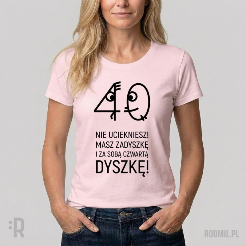 40 lat minęło - koszulka damska z nadrukiem na 40 urodziny Modelka w różowej koszulce z nadrukiem projektu graficznego na 40 urodziny z uśmiechniętym zerem goniącym wystraszoną czwórkę i napisem NIE UCIEKNIESZ! MASZ ZADYSZKĘ I ZA SOBĄ CZWARTĄ DYSZKĘ!