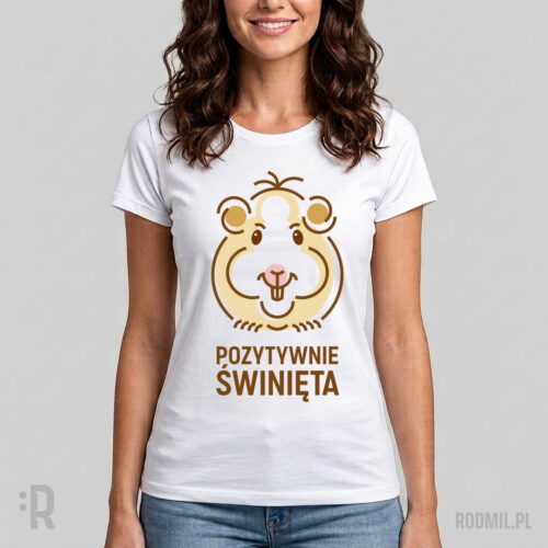 Modelka w białej koszulce z humorystycznym nadrukiem projektu graficznego uśmiechniętej kremowej świnki morskiej z kitką na głowie i napisem POZYTYWNIE ŚWINIĘTA.