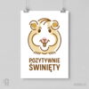Pozytywnie świnięty - plakat pionowy A1-A4 Biały plakat wiszący na ścianie z humorystycznym projektem graficznym, uśmiechniętego kremowego samca świnki morskiej z zaczesaną na bok grzywką i napisem POZYTYWNIE ŚWINIĘTY.