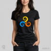 Prawia, Jawia, Nawia - Triskelion - koszulka słowiańska damska czarna z nadrukiem Modelka w czarnej koszulce słowiańskiej z nadrukiem projektu graficznego TRISKELION, Trzy spiralne wiry w kolorach: pomarańczowym, niebieskim i żółtym, ułożone w kole.