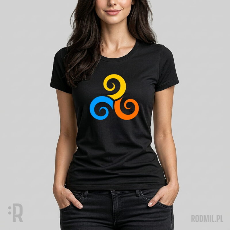 Prawia, Jawia, Nawia - Triskelion - koszulka słowiańska damska czarna z nadrukiem Modelka w czarnej koszulce słowiańskiej z nadrukiem projektu graficznego TRISKELION, Trzy spiralne wiry w kolorach: pomarańczowym, niebieskim i żółtym, ułożone w kole.