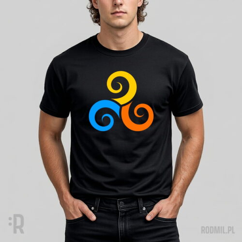 Prawia, Jawia, Nawia - Triskelion - koszulka słowiańska męska czarna z nadrukiem Model w czarnej koszulce słowiańskiej z nadrukiem projektu graficznego TRISKELION, Trzy spiralne wiry w kolorach: pomarańczowym, niebieskim i żółtym, ułożone w kole.