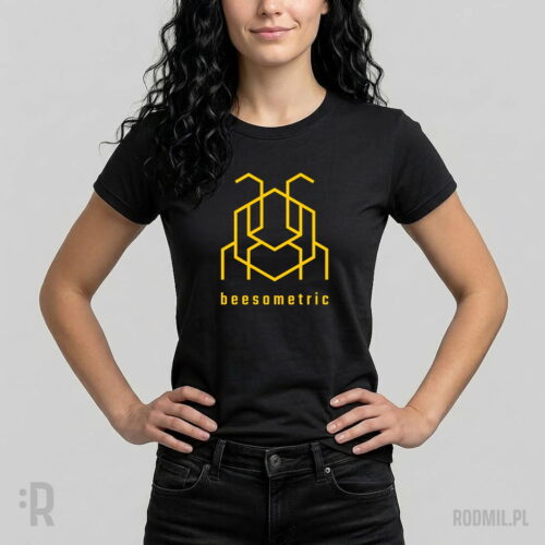 Beesometric - koszulka damska z nadrukiem Modelka w czarnej koszulce z nadrukiem projektu graficznego żółtej, konturowej, geometrycznej, heksagonalnej pszczoły i napisem pod nią BEESOMETRIC.