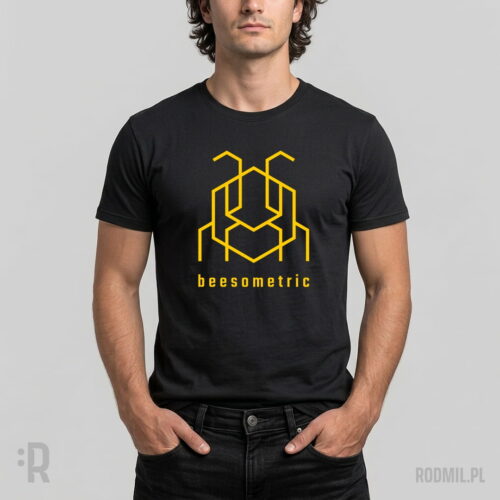 Beesometric - koszulka męska z nadrukiem Model w czarnej koszulce z nadrukiem projektu graficznego żółtej, konturowej, geometrycznej, heksagonalnej pszczoły i napisem pod nią BEESOMETRIC.