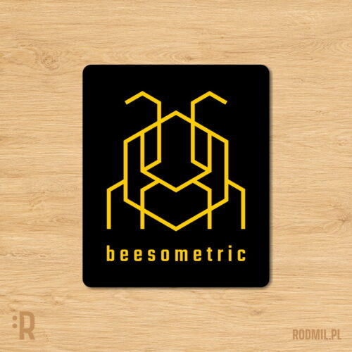 Beesometric - podkładka pod mysz z nadrukiem Czarna podkładka pod mysz z nadrukiem projektu graficznego żółtej, konturowej, geometrycznej, heksagonalnej pszczoły i napisem pod nią BEESOMETRIC.