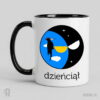 Biało-czarny kubek z humorystycznym nadrukiem projektu graficznego z czarnym dzięciołem, który ma dziób jak piła. Siedzi na połowie przepiłowanego Słońca na niebieskim tle nieba obok połowy Księżyca na czarnym tle rozgwieżdżonego nieba. Pod tym napis DZIEŃCIĄŁ.