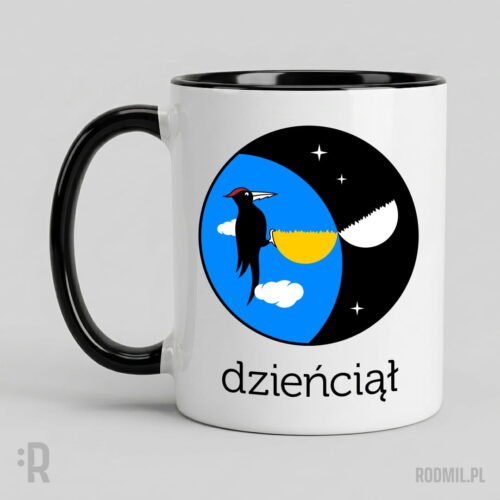Biało-czarny kubek z humorystycznym nadrukiem projektu graficznego z czarnym dzięciołem, który ma dziób jak piła. Siedzi na połowie przepiłowanego Słońca na niebieskim tle nieba obok połowy Księżyca na czarnym tle rozgwieżdżonego nieba. Pod tym napis DZIEŃCIĄŁ.