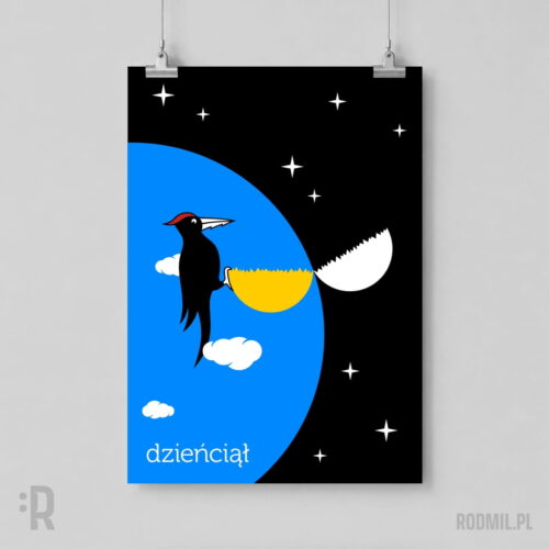 Plakat wiszący na ścianie z humorystycznym nadrukiem projektu graficznego z czarnym dzięciołem, który ma dziób jak piła. Siedzi na połowie przepiłowanego Słońca na niebieskim tle nieba obok połowy Księżyca na czarnym tle rozgwieżdżonego nieba. Pod tym napis DZIEŃCIĄŁ.