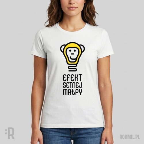 Efekt setnej małpy 2 - koszulka społeczna damska z nadrukiem Modelka w białej koszulce z humorystycznym nadrukiem projektu graficznego uśmiechniętej małpiej głowy w formie świecącej na żółto żarówki z podpisem EFEKT SETNEJ MAŁPY.