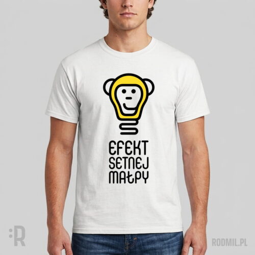 Efekt setnej małpy 2 - koszulka społeczna męska z nadrukiem Model w białej koszulce z humorystycznym nadrukiem projektu graficznego uśmiechniętej małpiej głowy w formie świecącej na żółto żarówki z podpisem EFEKT SETNEJ MAŁPY.