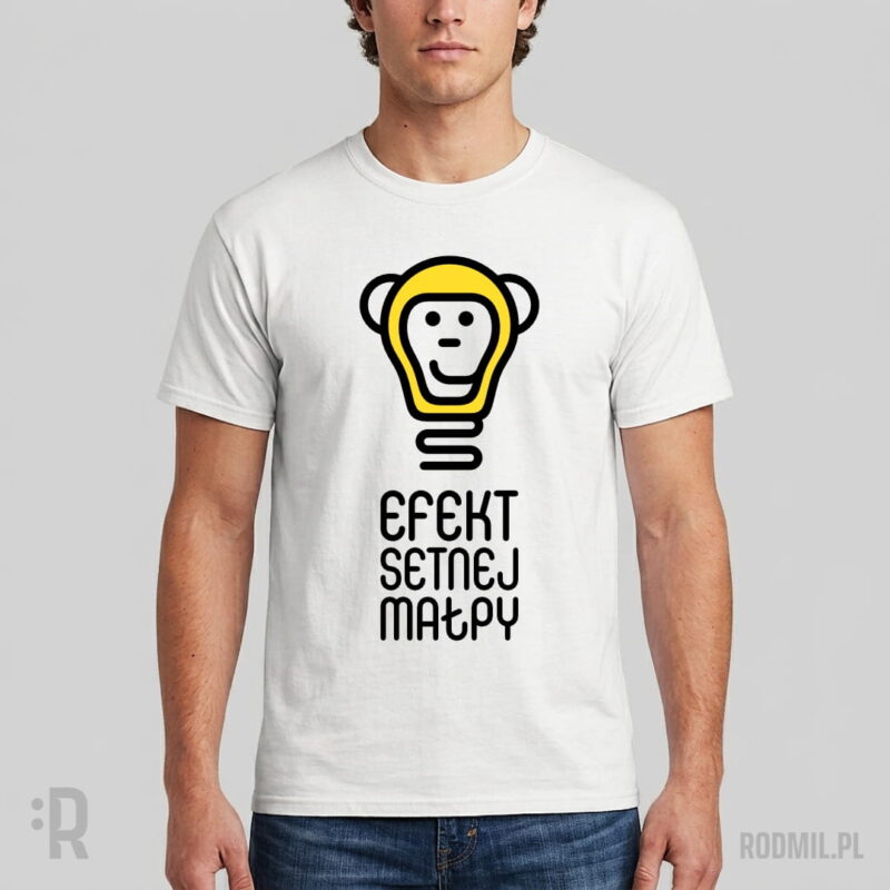 Efekt setnej małpy 2 - koszulka społeczna męska z nadrukiem Model w białej koszulce z humorystycznym nadrukiem projektu graficznego uśmiechniętej małpiej głowy w formie świecącej na żółto żarówki z podpisem EFEKT SETNEJ MAŁPY.