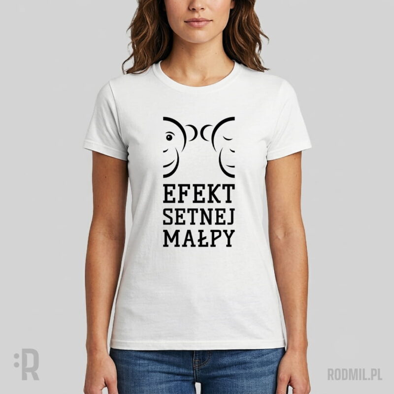 Efekt setnej małpy 1 - koszulka społeczna damska z nadrukiem Modelka w białej koszulce z humorystycznym nadrukiem czarnego projektu graficznego dwóch połówek konturowych małpich twarzy w rzędzie, gdzie jedna z nich ma otwarte oko, a druga zamknięte.. Pod nimi napis EFEKT SETNEJ MAŁPY.