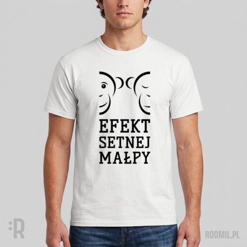 Efekt setnej małpy 1 - koszulka społeczna męska z nadrukiem Model w białej koszulce z humorystycznym nadrukiem czarnego projektu graficznego dwóch połówek konturowych małpich twarzy w rzędzie, gdzie jedna z nich ma otwarte oko, a druga zamknięte.. Pod nimi napis EFEKT SETNEJ MAŁPY.
