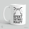 Efekt setnej małpy 1 - kubek społeczny z nadrukiem Biały kubek z humorystycznym nadrukiem czarnego projektu graficznego dwóch połówek konturowych małpich twarzy w rzędzie, gdzie jedna z nich ma otwarte oko, a druga zamknięte.. Pod nimi napis EFEKT SETNEJ MAŁPY.
