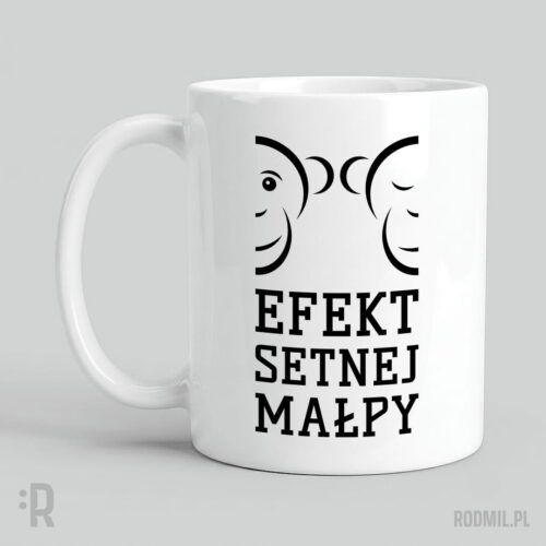 Biały kubek z humorystycznym nadrukiem czarnego projektu graficznego dwóch połówek konturowych małpich twarzy w rzędzie, gdzie jedna z nich ma otwarte oko, a druga zamknięte.. Pod nimi napis EFEKT SETNEJ MAŁPY.