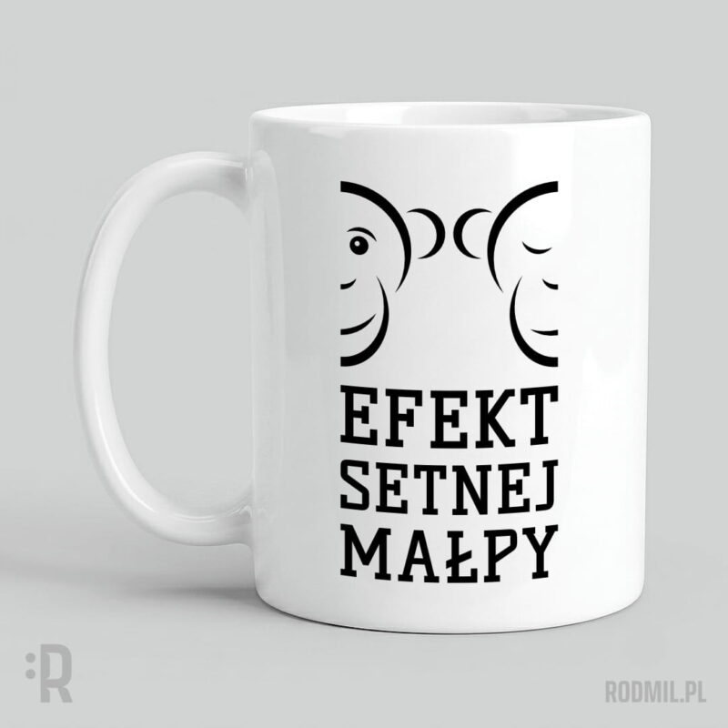 Efekt setnej małpy 1 - kubek społeczny z nadrukiem Biały kubek z humorystycznym nadrukiem czarnego projektu graficznego dwóch połówek konturowych małpich twarzy w rzędzie, gdzie jedna z nich ma otwarte oko, a druga zamknięte.. Pod nimi napis EFEKT SETNEJ MAŁPY.