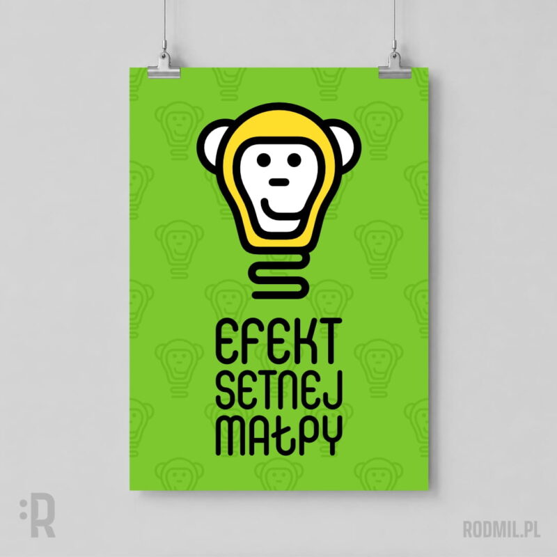 Zielony plakat społeczny wiszący na ścianie z humorystycznym nadrukiem projektu graficznego uśmiechniętej małpiej głowy w formie świecącej na żółto żarówki z podpisem EFEKT SETNEJ MAŁPY.