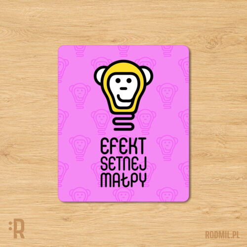 Efekt setnej małpy 2 - społeczna podkładka pod mysz z nadrukiem Różowa podkładka pod mysz z humorystycznym nadrukiem projektu graficznego uśmiechniętej małpiej głowy w formie świecącej na żółto żarówki z podpisem EFEKT SETNEJ MAŁPY.